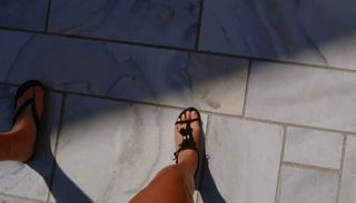 Dagi Bee feet photo thumbnail