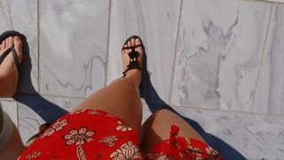 Dagi Bee feet photo thumbnail