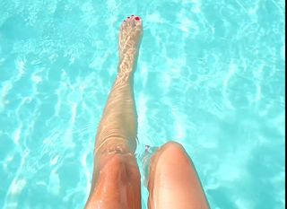 Dagi Bee feet photo thumbnail