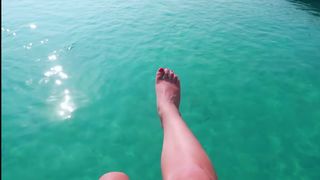 Dagi Bee feet photo thumbnail