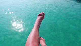 Dagi Bee feet photo thumbnail