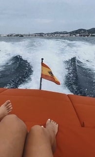 Dagi Bee feet photo thumbnail