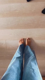 Dagi Bee feet photo thumbnail
