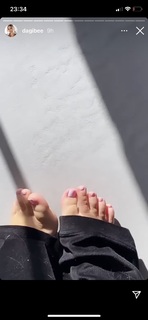 Dagi Bee feet photo thumbnail
