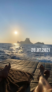Dagi Bee feet photo thumbnail