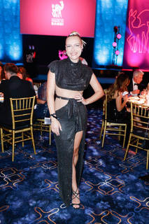 Dagi Bee feet photo thumbnail