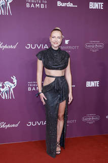 Dagi Bee feet photo thumbnail