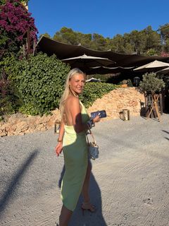 Dagi Bee feet photo 11
