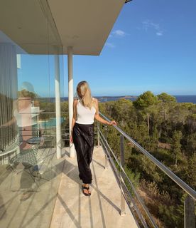 Dagi Bee feet photo 2