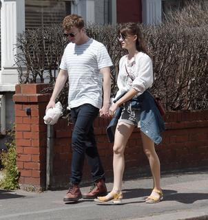 Daisy Edgar-Jones feet photo thumbnail