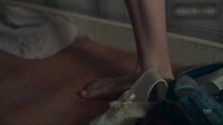Daisy Edgar-Jones feet photo thumbnail
