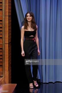 Daisy Edgar-Jones feet photo thumbnail