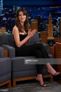 Daisy Edgar-Jones feet photo thumbnail