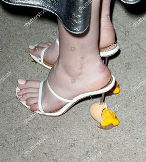 Daisy Edgar-Jones feet photo thumbnail