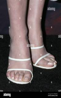 Daisy Edgar-Jones feet photo thumbnail