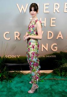 Daisy Edgar-Jones feet photo thumbnail