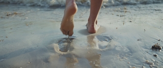 Daisy Edgar-Jones feet photo thumbnail