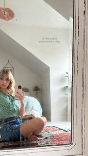 Daisy Edgar-Jones feet photo thumbnail
