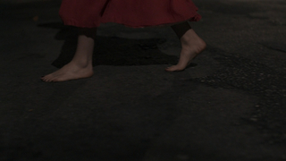 Daisy Edgar-Jones feet photo thumbnail