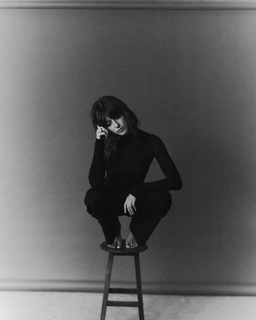 Daisy Edgar-Jones feet photo thumbnail