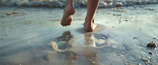 Daisy Edgar-Jones feet photo thumbnail