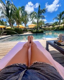Daisy Edgar-Jones feet photo thumbnail