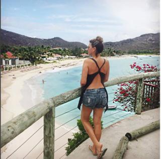 Daisy Fuentes feet photo thumbnail
