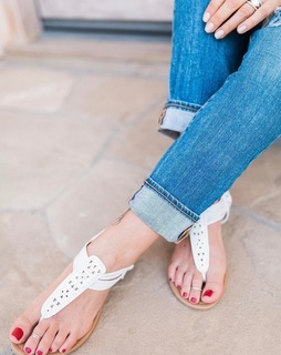 Daisy Fuentes feet photo thumbnail
