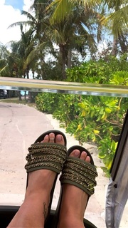 Daisy Fuentes feet photo thumbnail