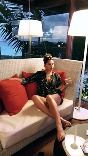 Daisy Fuentes feet photo thumbnail