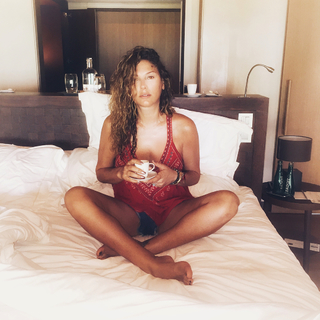 Daisy Fuentes feet photo thumbnail