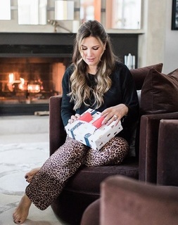Daisy Fuentes feet photo thumbnail