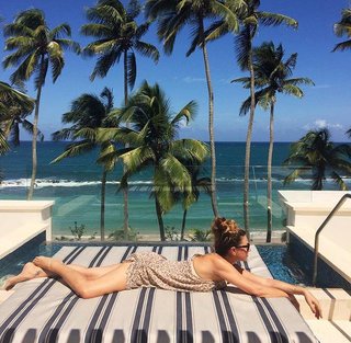 Daisy Fuentes feet photo thumbnail