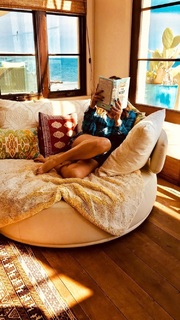 Daisy Fuentes feet photo thumbnail