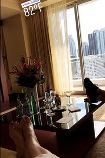 Daisy Fuentes feet photo thumbnail