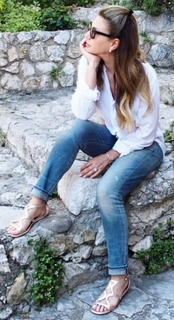 Daisy Fuentes feet photo thumbnail