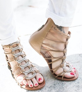 Daisy Fuentes feet photo thumbnail