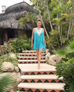 Daisy Fuentes feet photo thumbnail