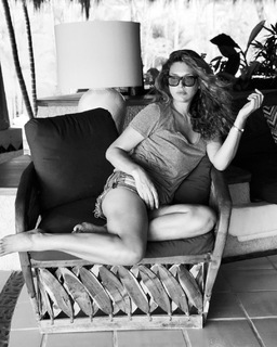 Daisy Fuentes feet photo thumbnail