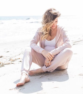 Daisy Fuentes feet photo thumbnail