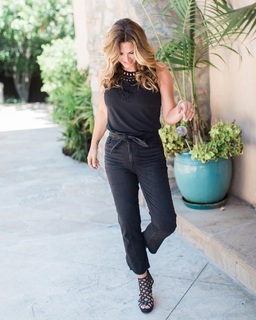 Daisy Fuentes feet photo thumbnail