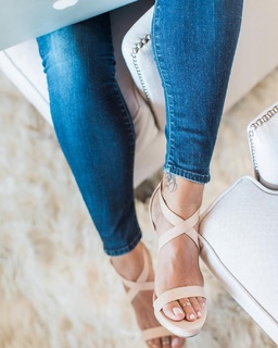 Daisy Fuentes feet photo thumbnail