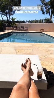 Daisy Fuentes feet photo thumbnail