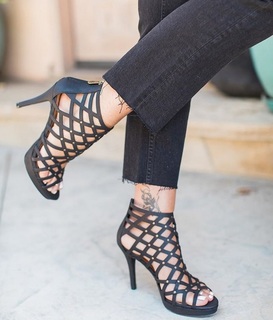 Daisy Fuentes feet photo thumbnail