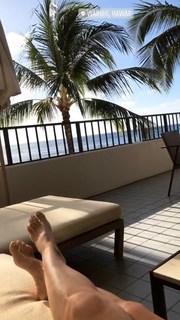 Daisy Fuentes feet photo thumbnail