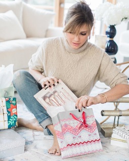 Daisy Fuentes feet photo thumbnail