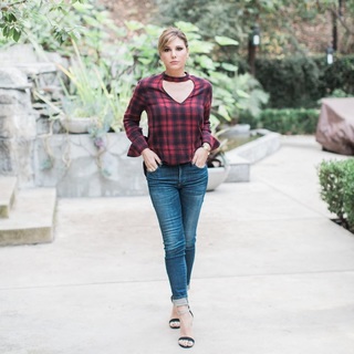 Daisy Fuentes feet photo thumbnail