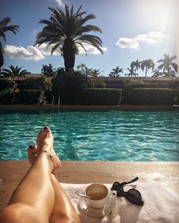 Daisy Fuentes feet photo thumbnail