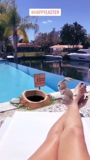 Daisy Fuentes feet photo thumbnail