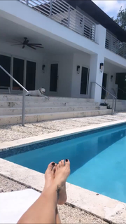Daisy Fuentes feet photo thumbnail